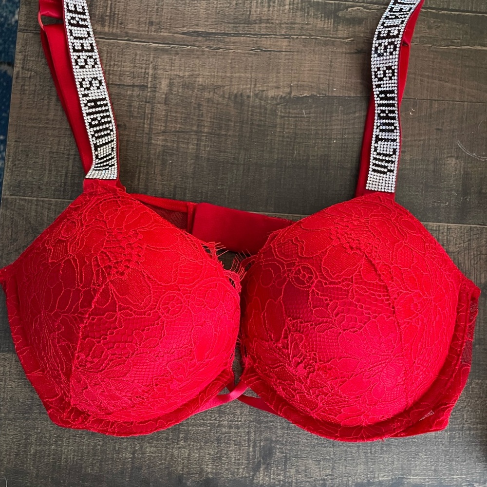 Victoria secret bra color red, size is a 34C